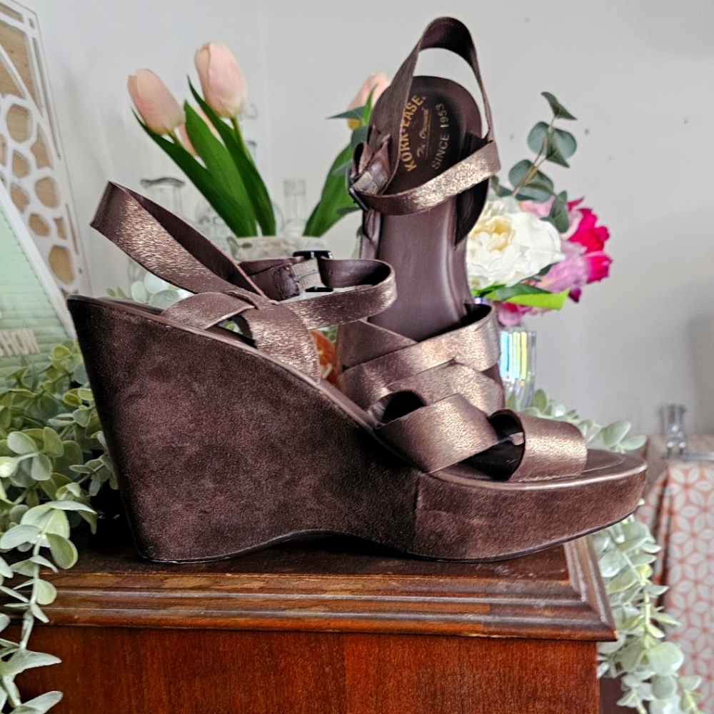Like new Kork Ease brown suede wedges